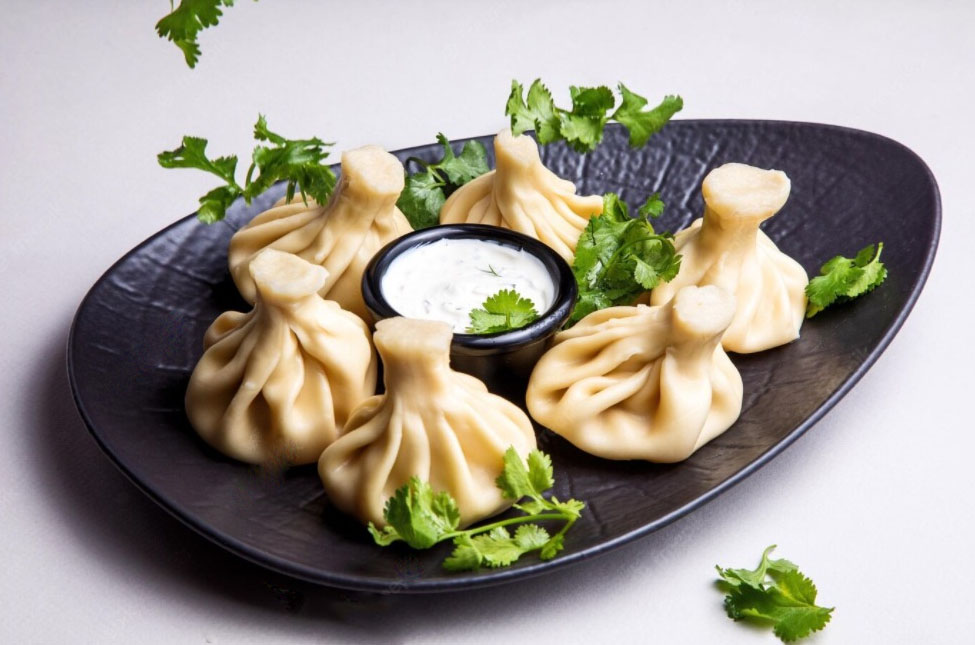 Směs koření na Chinkali - 25 g. Koření do chinkali je tradiční gruzínské koření, které zvýrazňuje chuť tradičních gruzínských pokrmů, zejména chinkali. Jeho přírodní složení bez chemických přísad dává pokrmu jedinečnou chuť a má pozitivní vliv na lidské tělo. Gruzínské chinkali s bylinkovým dipem na černém talíři, tradiční jídlo z Gruzie s čerstvými bylinkami