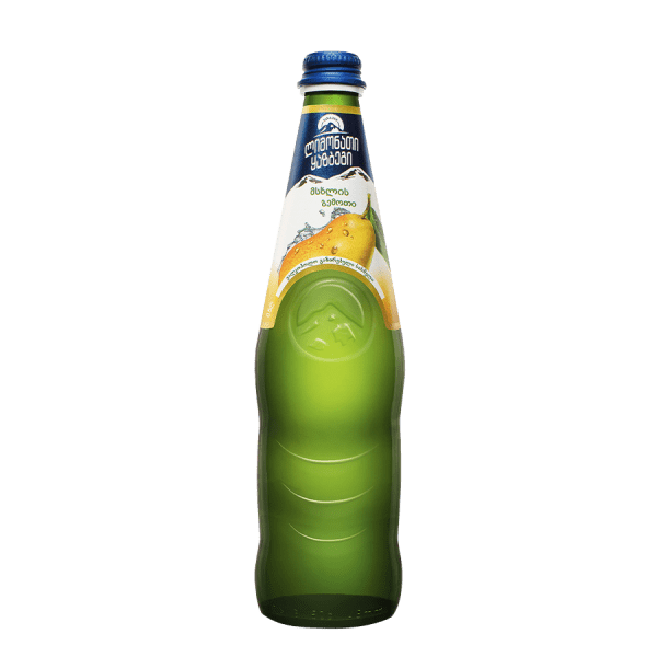 Gruzínská hrušková limonáda v zelené lahvi s modrým víčkem, osvěžující nápoj z Gruzie