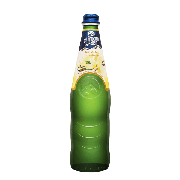 Gruzínská limonáda s vanilkovou příchutí v zelené láhvi, tradiční nápoj z Gruzie pro osvěžení