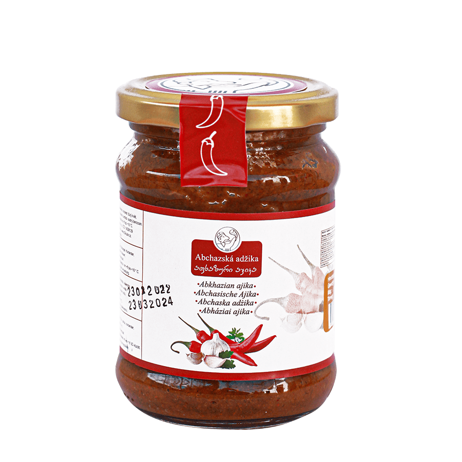 Adžika abchazská - 200 ml. Abchazská adžika je vysoce aromatická kořenící pasta, která pochází z oblasti Abcházie. Je známá svou intenzivní chutí a lehce pálivým nádechem. Tato kořenící směs se vyrábí z paprik, česneku, bylinek a různých koření, které jí dodávají jedinečný charakter. Perfektně se hodí k masu, zelenině, omáčkám i polévkám, kde zvýrazní chuť a dodá exotický šmrnc. Gruzínská Abchazská adjika – tradiční gruzínská pikantní pastová omáčka s česnekem a chilli papričkami z Gruzie