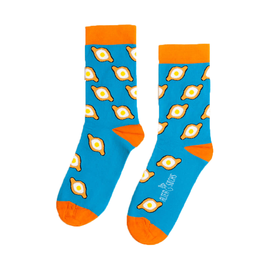 Altersocks - Adžarské chačapuri ponožky - univerzální velikost (36-45) Veselé ponožky s motivem adžarského chačapuri. Univerzální velikost 36-45 zajistí pohodlí pro většinu nohou. Vyrobeny z 83% bavlny pro příjemný pocit, 14% polyamidu pro dlouhou životnost a 3% elastanu pro perfektní přizpůsobení. Ideální pro milovníky jídla a originálních doplňků, tyto ponožky jsou skvělým způsobem, jak vyjádřit svou lásku k chačapuri a přidat do každodenního outfitu trochu zábavy. Gruzínské ponožky s barevným vzorem khachapuri, tradičním gruzínským jídlem, v modro-oranžových barvách