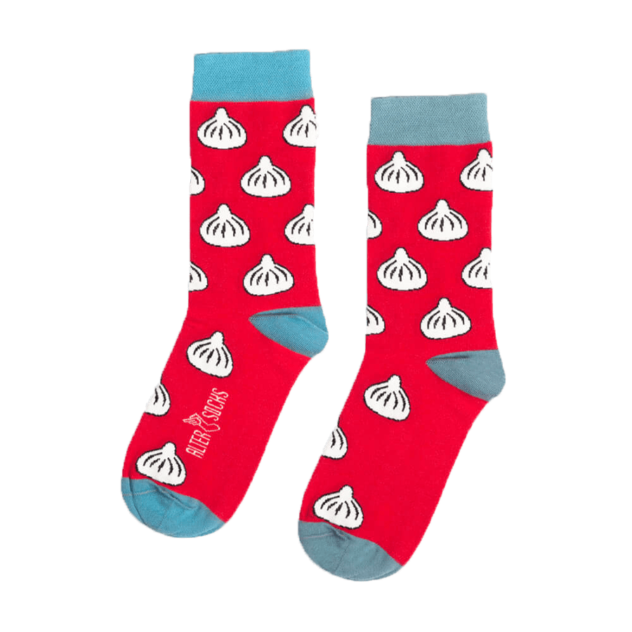 Altersocks - Chinkali ponožky červené - univerzální velikost (36-45) Ponožky s motivem gruzínského národního jídla Chinkali v červené barvě jsou ideální pro milovníky exotické kuchyně. Chinkali jsou tradiční taštičky plněné masem, které vynikají svou chutí i vzhledem. Univerzální velikost 36-45 zajišťuje pohodlné nošení pro většinu nohou. Vyrobeny z 83% bavlny pro měkkost a pohodlí, 14% polyamidu pro pevnost a trvanlivost, a 3% elastanu pro pružnost a perfektní přizpůsobení. Tyto ponožky přidají vašemu šatníku kulturní a kulinářský nádech, ideální pro každodenní nošení nebo jako dárek. Gruzínské ponožky s motivem chinkali na červeném podkladu, tradiční gruzínský produkt z Gruzie