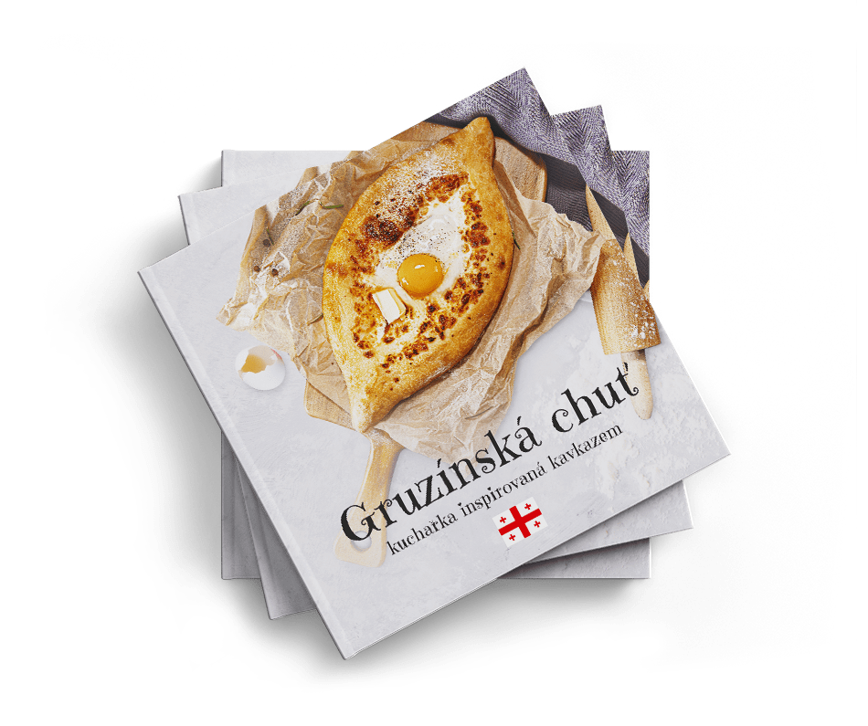 Kuchařka “Gruzínská chuť” Kuchařka "Gruzínská chuť" je výjimečná kniha, která nabízí autentické gruzínské recepty v češtině doplněné krásnými ilustracemi. Tato kuchařka je ideálním dárkem pro milovníky exotických chutí a kulinářského umění. Obsahuje tradiční pokrmy jako chinkali, chačapuri, satsivi a mnoho dalších, s podrobnými návody a tipy pro perfektní přípravu. Ilustrace dodávají knize jedinečný vizuální zážitek a inspirují k vytváření krásně servírovaných jídel. Tato gruzínská kuchařka není jen praktickým pomocníkem v kuchyni, ale také skvělým doplňkem každé kuchařské knihovny, který přinese do vaší domácnosti kousek gruzínské tradice a kultury. Gruzínský chléb chachapuri s vejcem a máslem na kuchařce gruzínské kuchyně z Gruzie