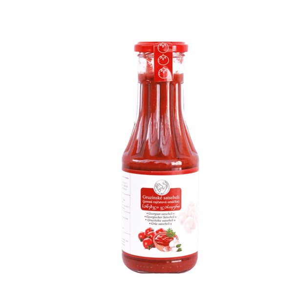 Gruzínská satsbeli omáčka z rajčat s česnekem, tradiční gruzínský produkt z Gruzie v lahvi