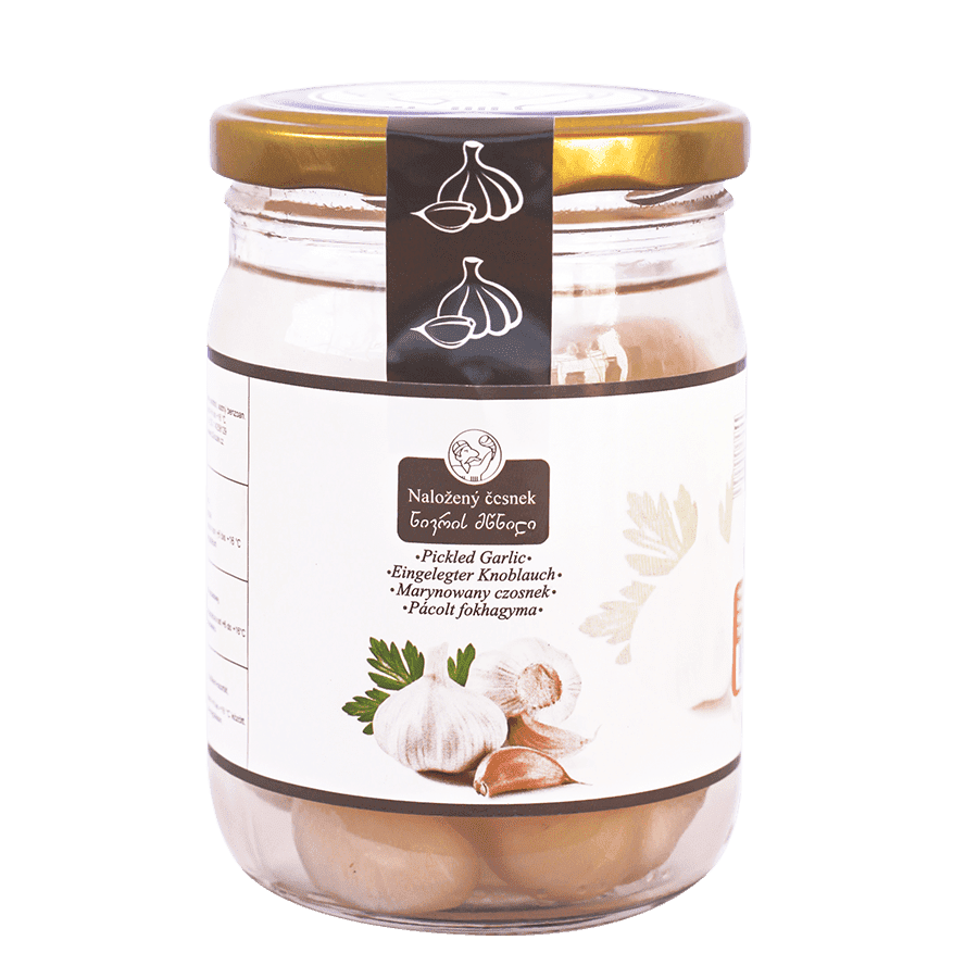 Nakládaný česnek - 500 g. Nakládaný česnek je lahodná a zdravá gruzínská delikatesa, která obohatí každé jídlo. Celý česnek je naloženy v aromatickém nálevu, což mu dodává jemnou a výraznou chuť. Tento produkt je ideální jako příloha k masu, do salátů nebo jako samostatný studený porkm. Gruzínský nakládaný česnek v sklenici s popiskem v češtině a originálním gruzínským stylem