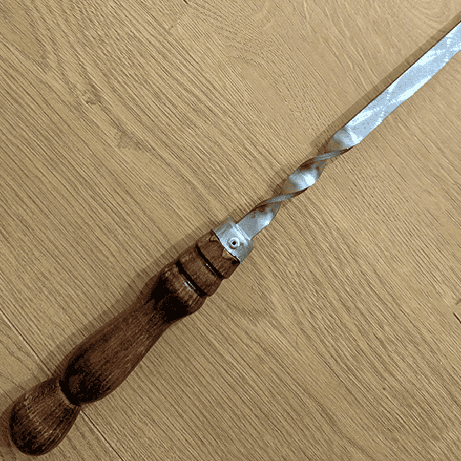 Šampur grilovací jehla na šašlik (neohýbá se) - 70 cm Pevný šampur 70 cm z nerezové oceli s dřevěnou rukojetí. Neohýbá se při grilování těžkého masa. Perfektní na šašlik, lula-kebab i zeleninu. Délka: 70 cm (pracovní část 50 cm), Tloušťka: 3 mm, Šířka: 1,2 cm. Gruzínský tradiční špíz nerezový s dřevěnou rukojetí pro grilování a pečení z Gruzie