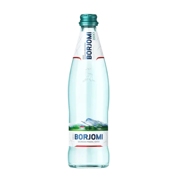 Gruzínská minerální voda Borjomi v zelené skleněné láhvi