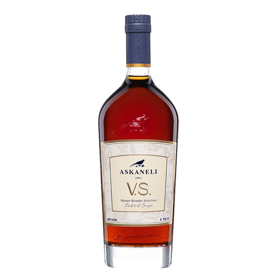 Askaneli VS Master Blender - 0,5 l Askaneli VS (Very Special) z edice Master Blender je Unikátní gruzínská brandy, která boří mýty o mladých destilátech. Na rozdíl od klasických směsí je vyrobena výhradně ze 100% hroznů slavné odrůdy Rkatsiteli. Díky tomu nabízí čistou, přímočarou chuť plnou svěžího ovoce, lučních květů a jemného dubu. Askaneli VS Master Blender gruzínské brandy
