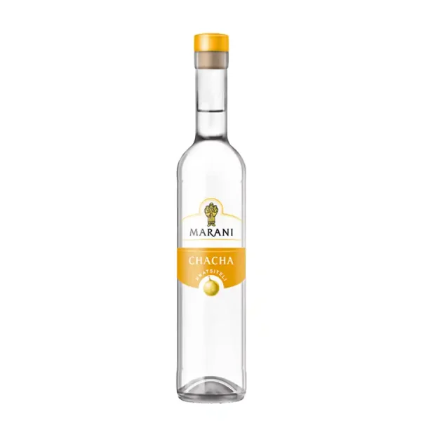 Gruzínská vodka Chacha čača Marani z hroznů Rkatsiteli, tradiční alkoholický nápoj z Gruzie v průhledné lahvi