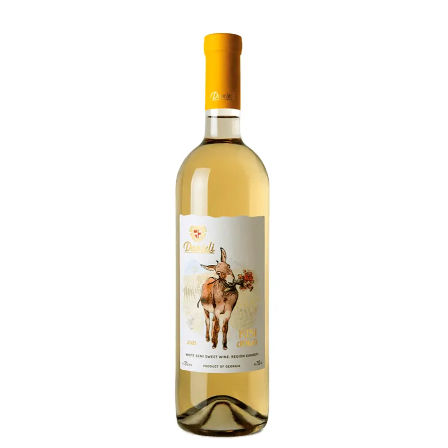 Danieli Winery KISI polosladké bílé víno - 0,75 l Přírodně polosladké bílé víno z ikonické gruzínské odrůdy Kisi, pocházející z rodinného vinařství Danieli v srdci Kachetie. Hrozny ručně sklizené na jižních svazích mikroterroiru Argokhi přinášejí přirozené sladkost bez doslazování — čistý projev gruzínského slunce ve sklenici. Ve vůni najdete zralou broskev, bílé hrozny a jemné tóny medu a heřmánku; chuť je zaoblená, středně těžká, s osvěžující kyselinkou, která sladkost krásně vyvažuje. Danieli Winery KISI polosladké bílé víno - 0,75 l